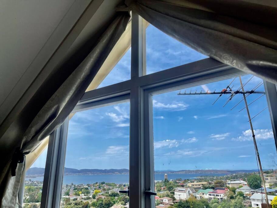 Lovely Brick Cottage With Amazing Water View ホバート エクステリア 写真