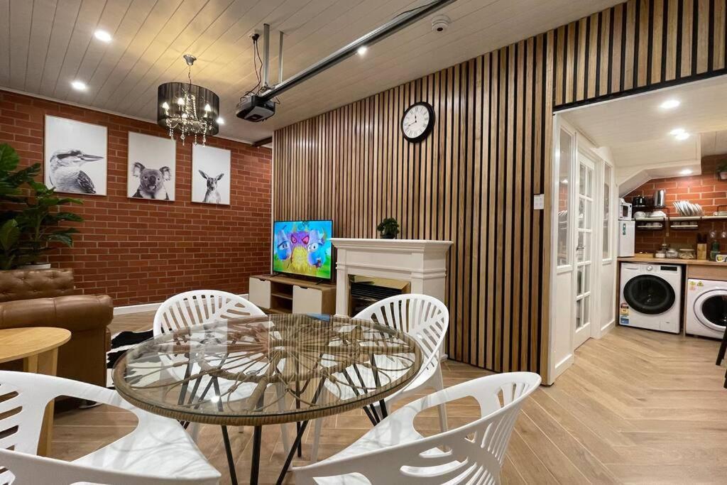 Lovely Brick Cottage With Amazing Water View ホバート エクステリア 写真