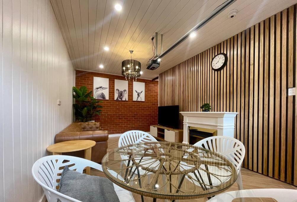 Lovely Brick Cottage With Amazing Water View ホバート エクステリア 写真